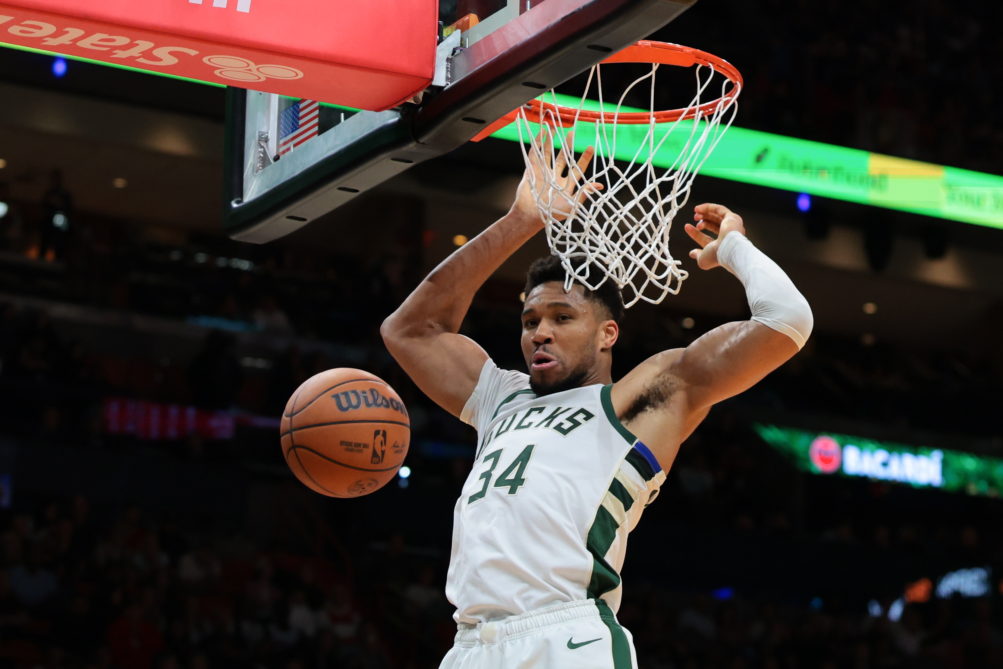 FB体育-横冲直撞！字母哥转身隔扣赫夫 随后空篮再扣率队扩大领先